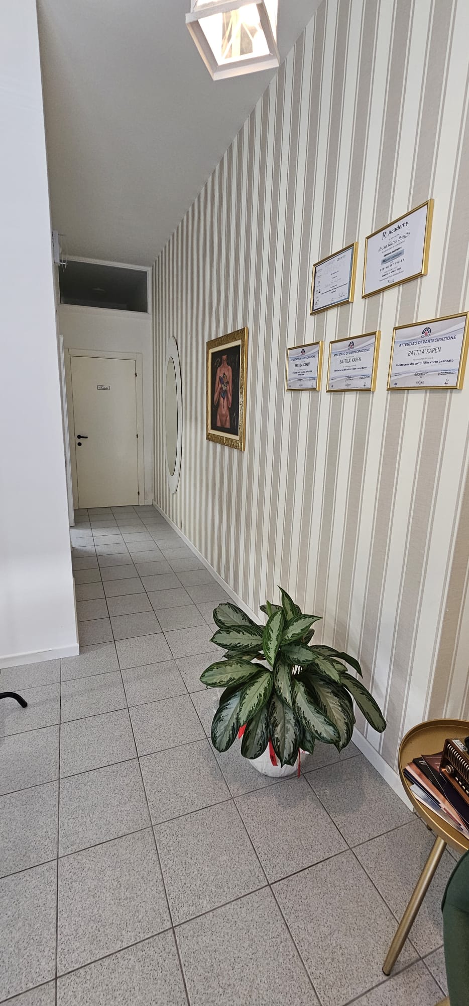 Ingresso dello studio con attestati professionali